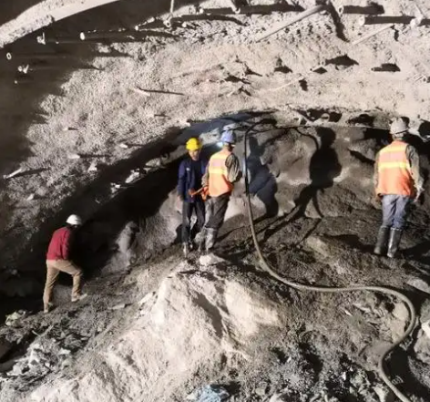 扶余拱顶带模注浆料的施工流程及注意事项